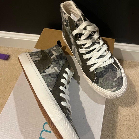 New in box Maurice’s Woman’s Sneakers. Size 8 - Picture 6 of 7